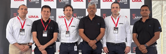 De Izq. a Der. Alejandro Londoño Gerente de Mercadeo de Grupo UMA, Jagnesh Adlakha Gerente de servicio para Latinoamérica Bajaj, Tomas Eastman director de supply chain, Manish Rathore, Director Bajaj para Latinoamérica, Antonio Lama presidente de Grupo UMA y Neeraj Sharma, gerente de ventas para Latinoamérica Bajaj