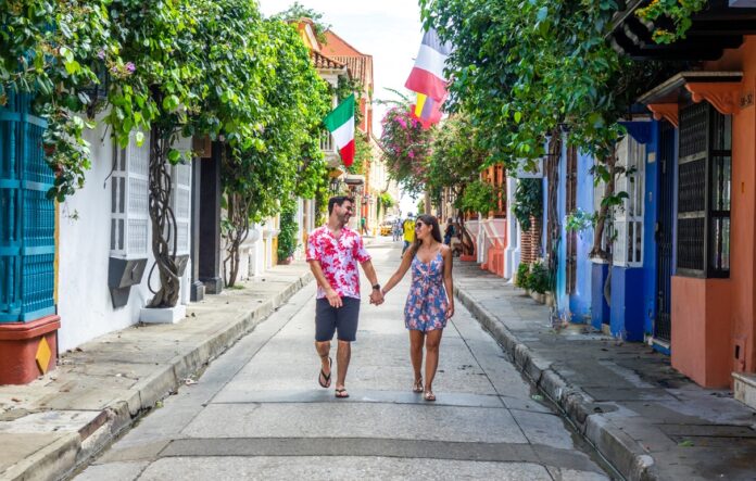 Viajes en solitario y destinos de playa lideran las preferencias del turismo colombiano en 2026