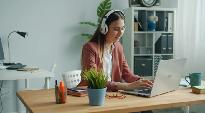 Mujeres impulsan el trabajo híbrido en América Latina: 61% lo prefiere frente a modelos tradicionales